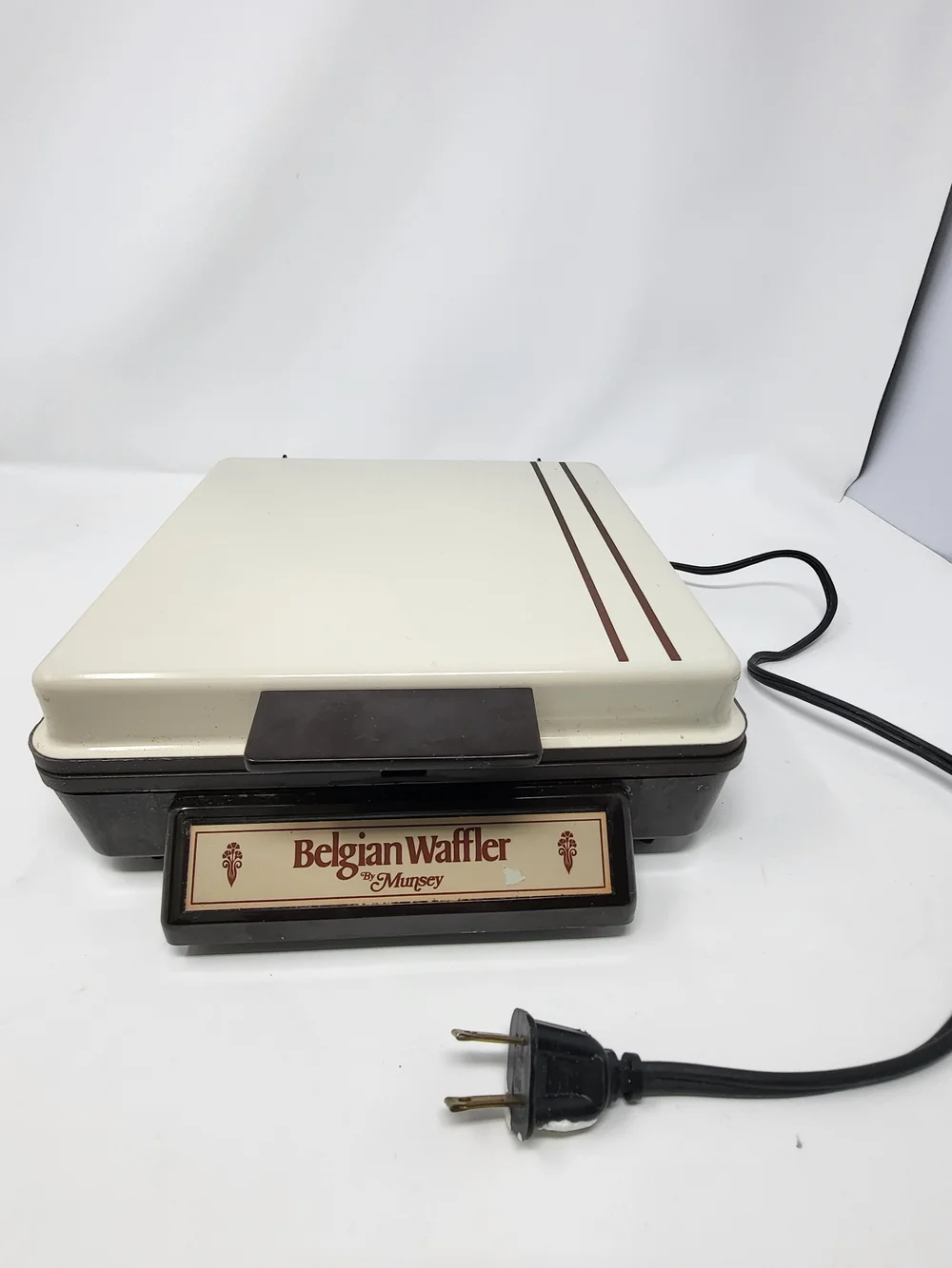 Munster Beige and Brown Family-Size Belgian Waffler